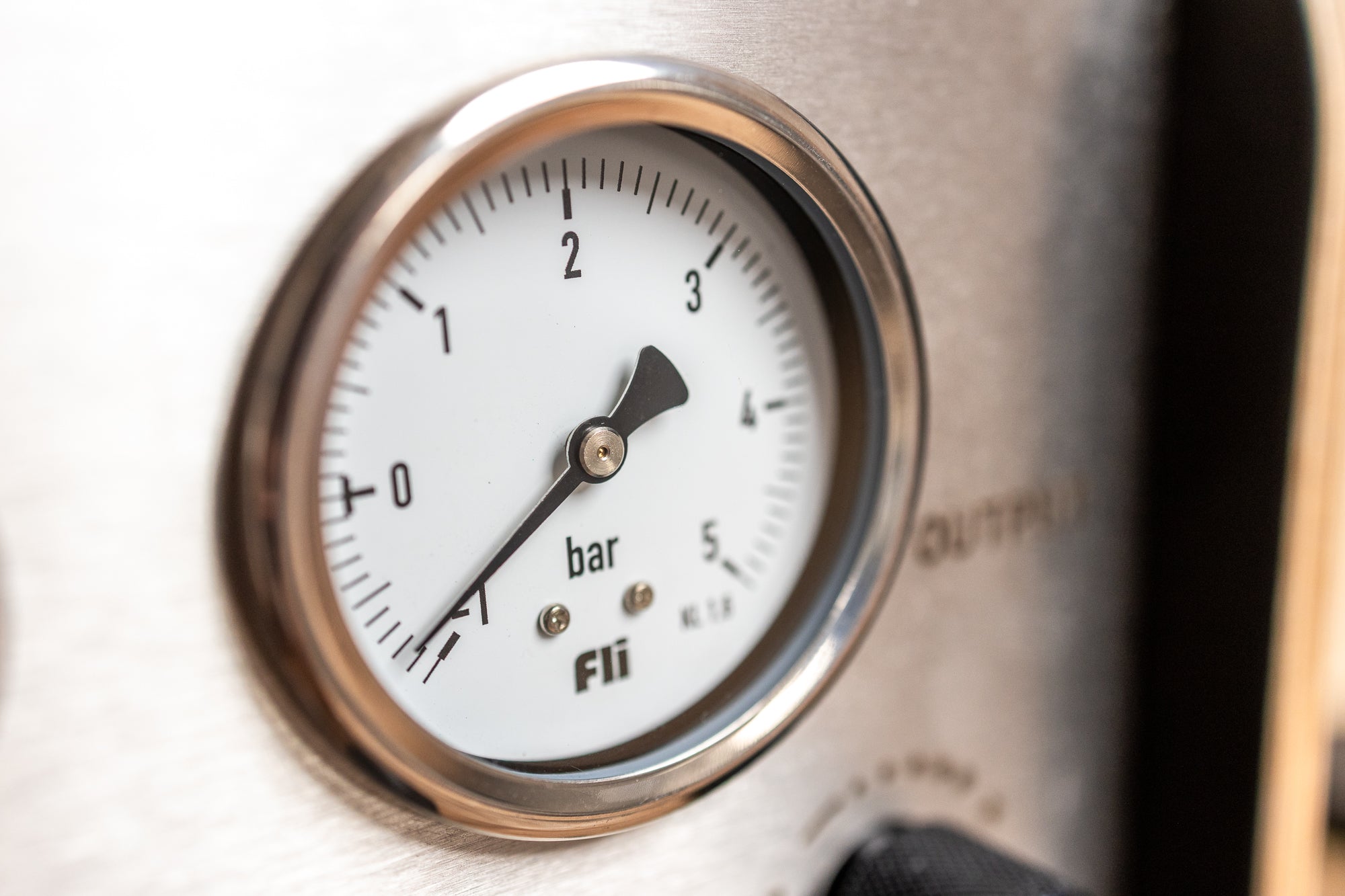 Close-up of the output pressure gauge showing -0.9 bar vacuum on the FLI VENTURI suspension bleeder